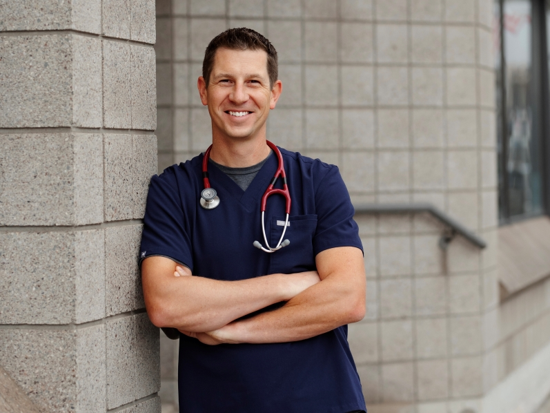 ben devries headshot outside